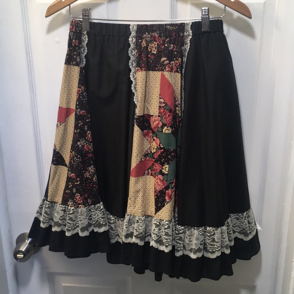 Vintage lace trimmed prairie quilt print skirt - Picture 5 of 13